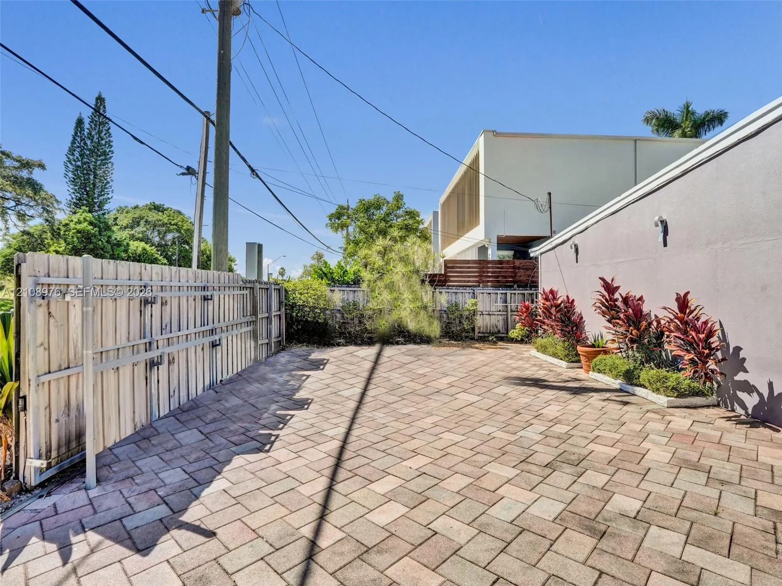 525 SW 12th Street