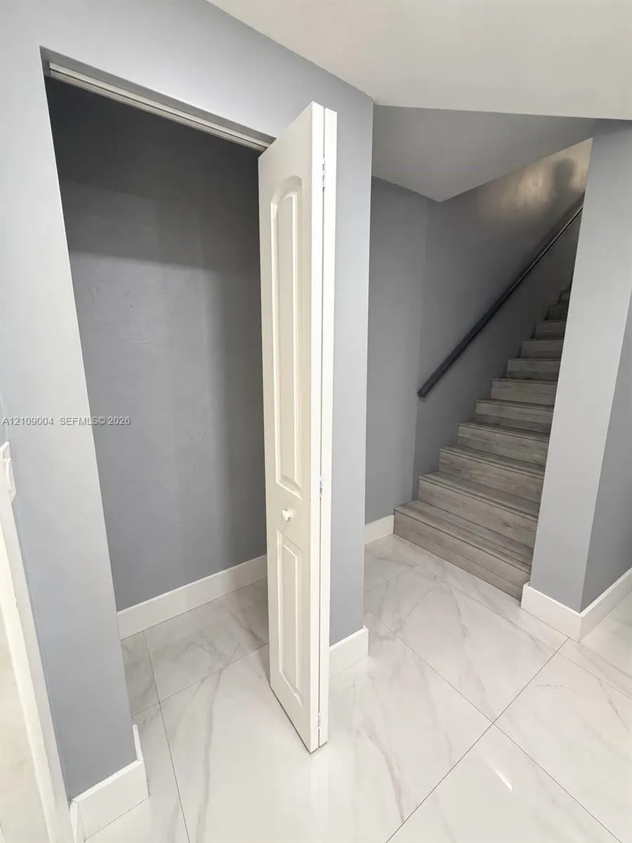 971 W 80th Place