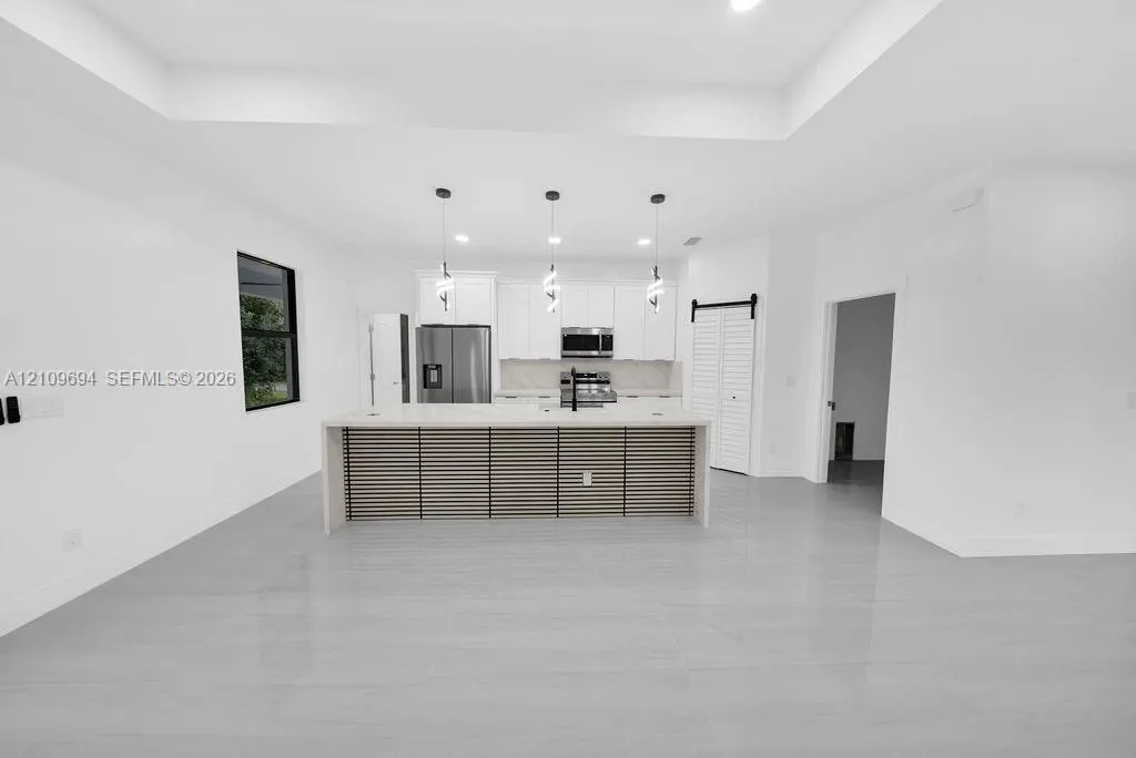 607 W 6th Street