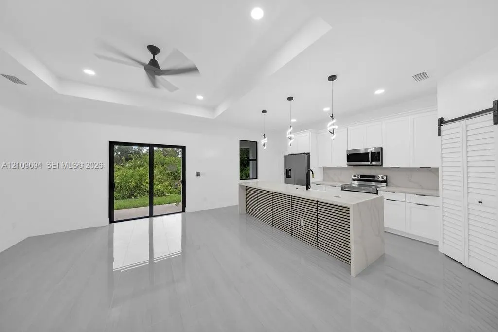 607 W 6th Street