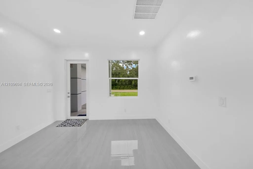 607 W 6th Street