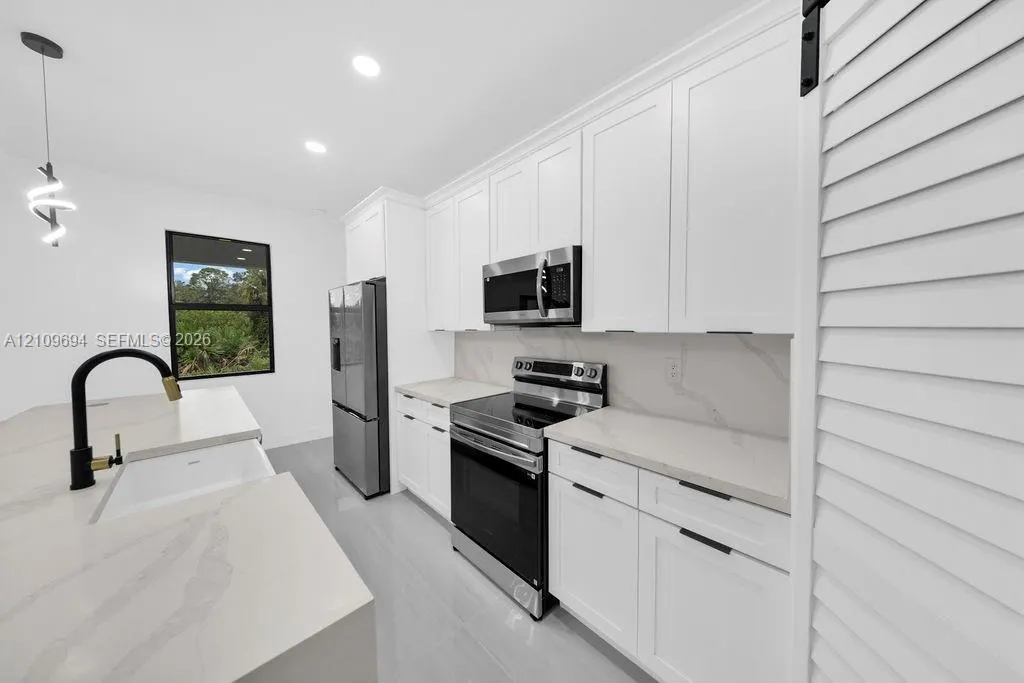 607 W 6th Street