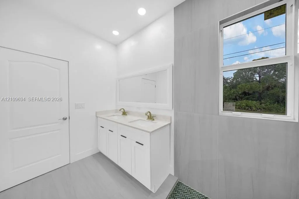 607 W 6th Street