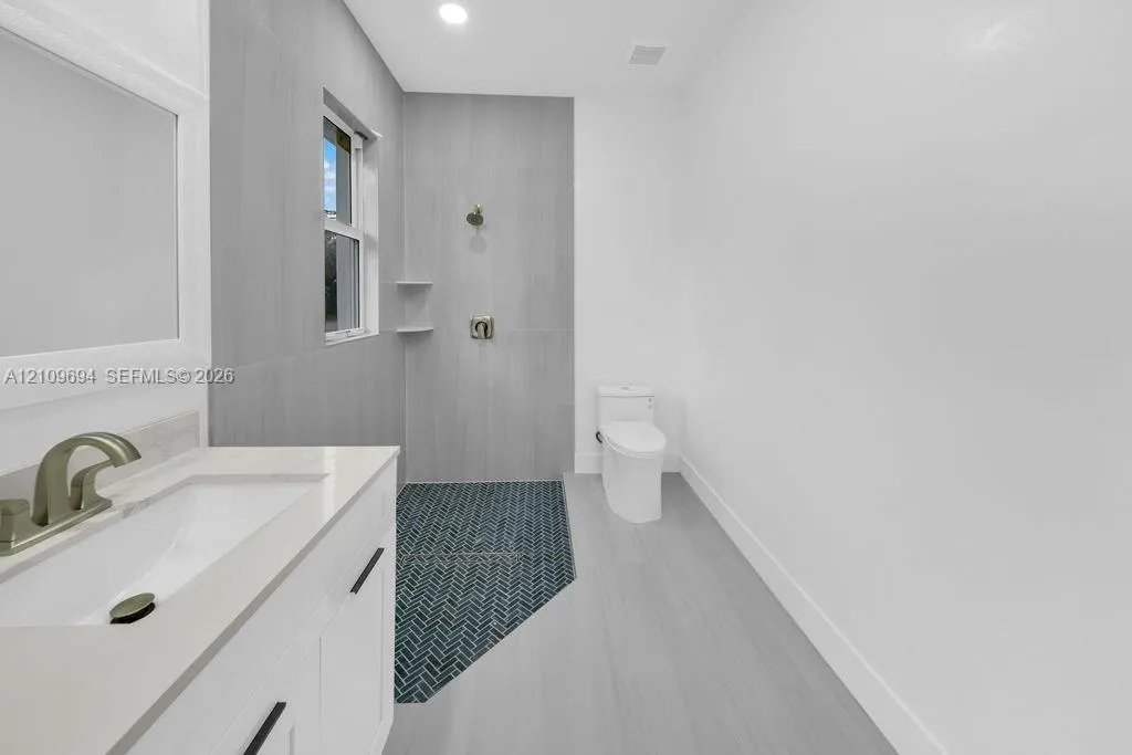 607 W 6th Street