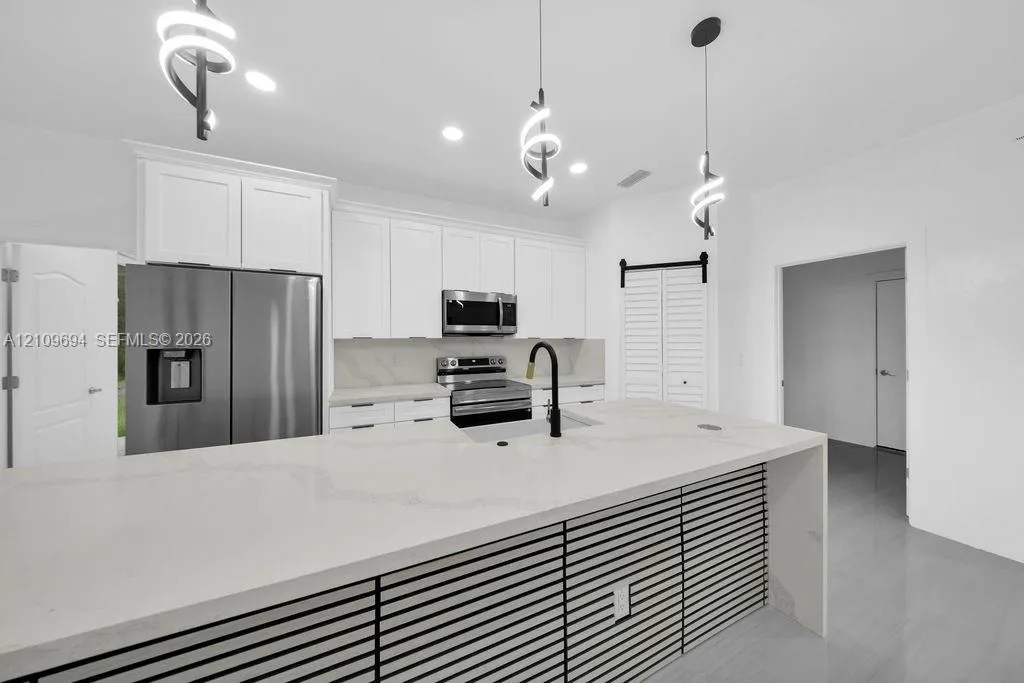 607 W 6th Street