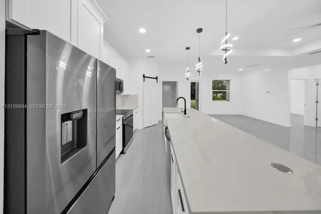 607 W 6th Street