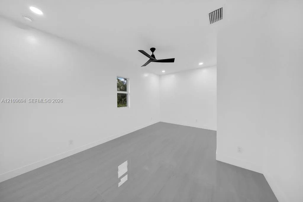 607 W 6th Street