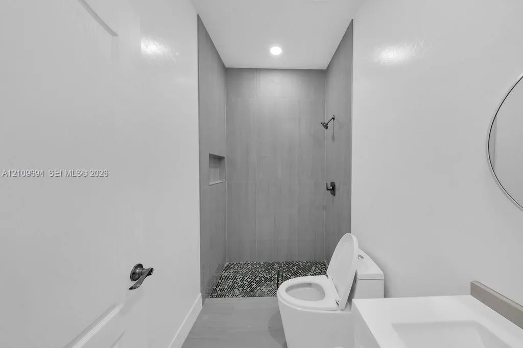 607 W 6th Street