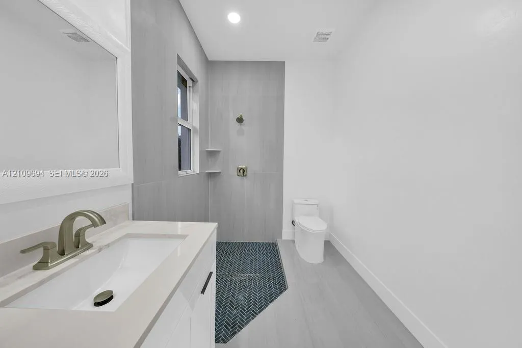 607 W 6th Street