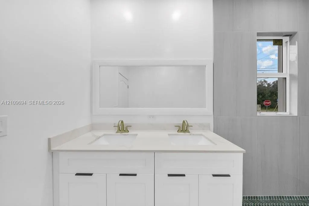 607 W 6th Street