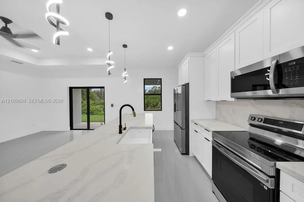 607 W 6th Street