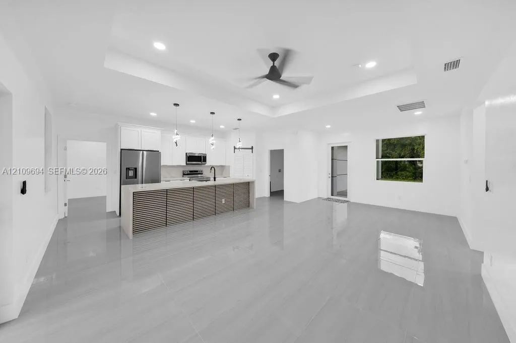 607 W 6th Street