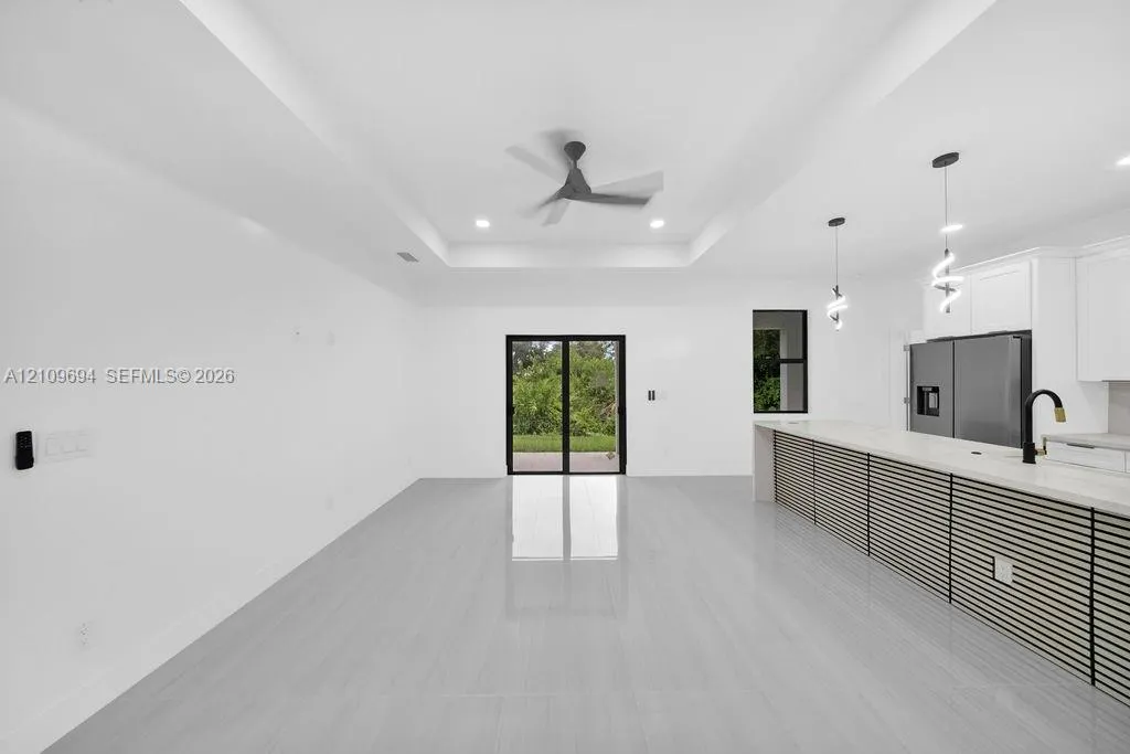607 W 6th Street