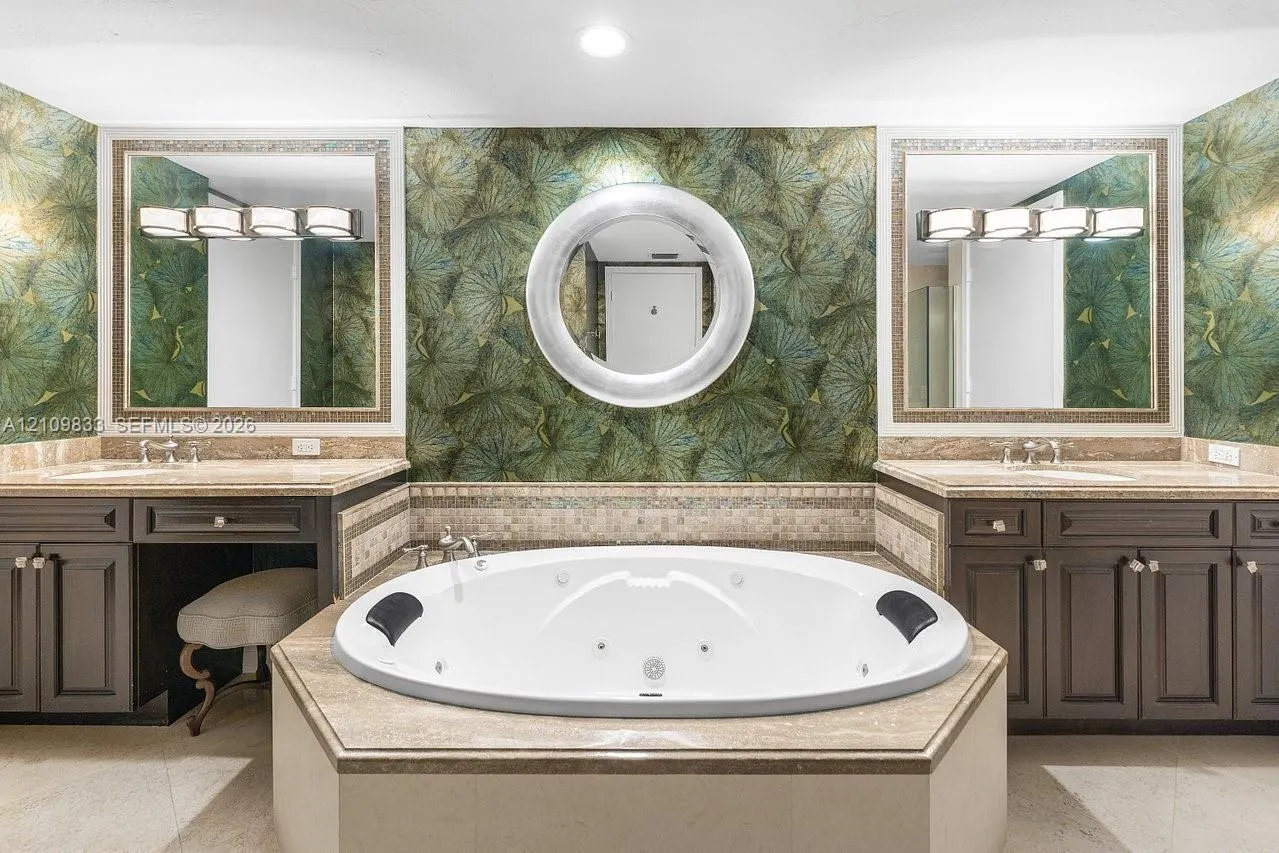 530 Ocean Drive #405