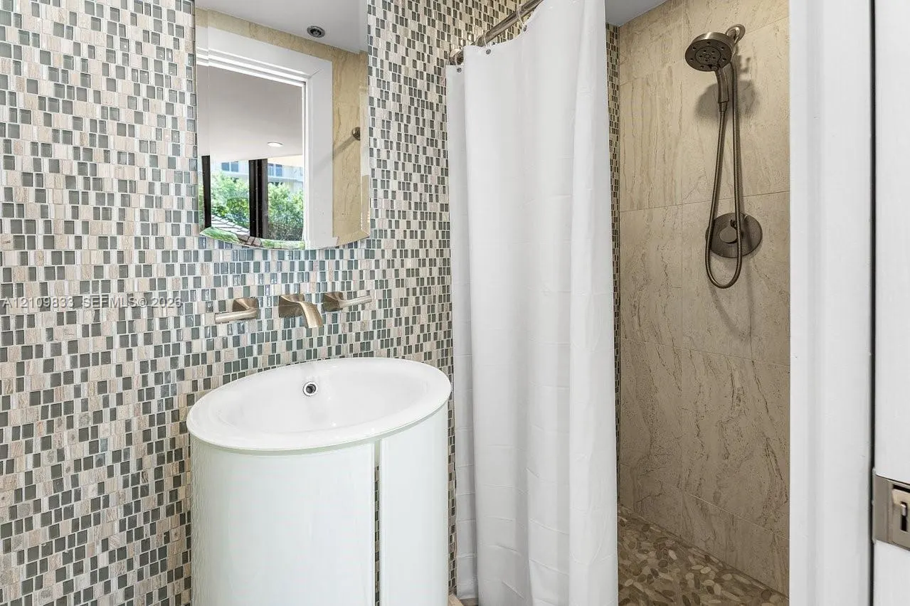 530 Ocean Drive #405