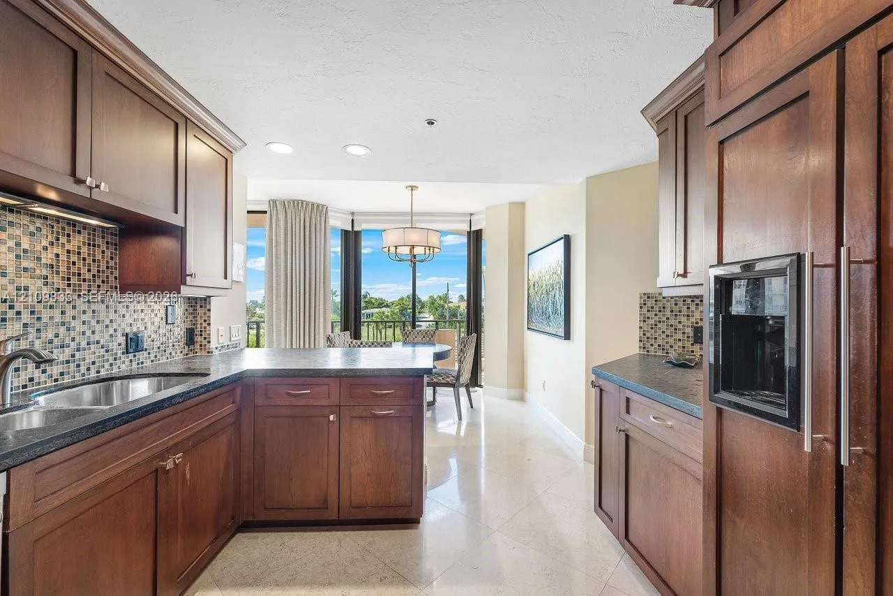 530 Ocean Drive #405
