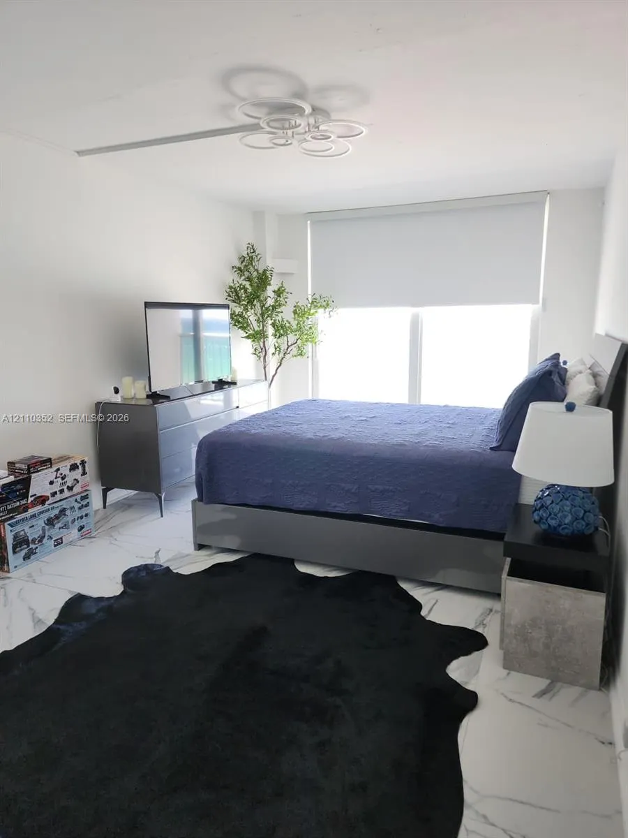 400 N Surf Road #902