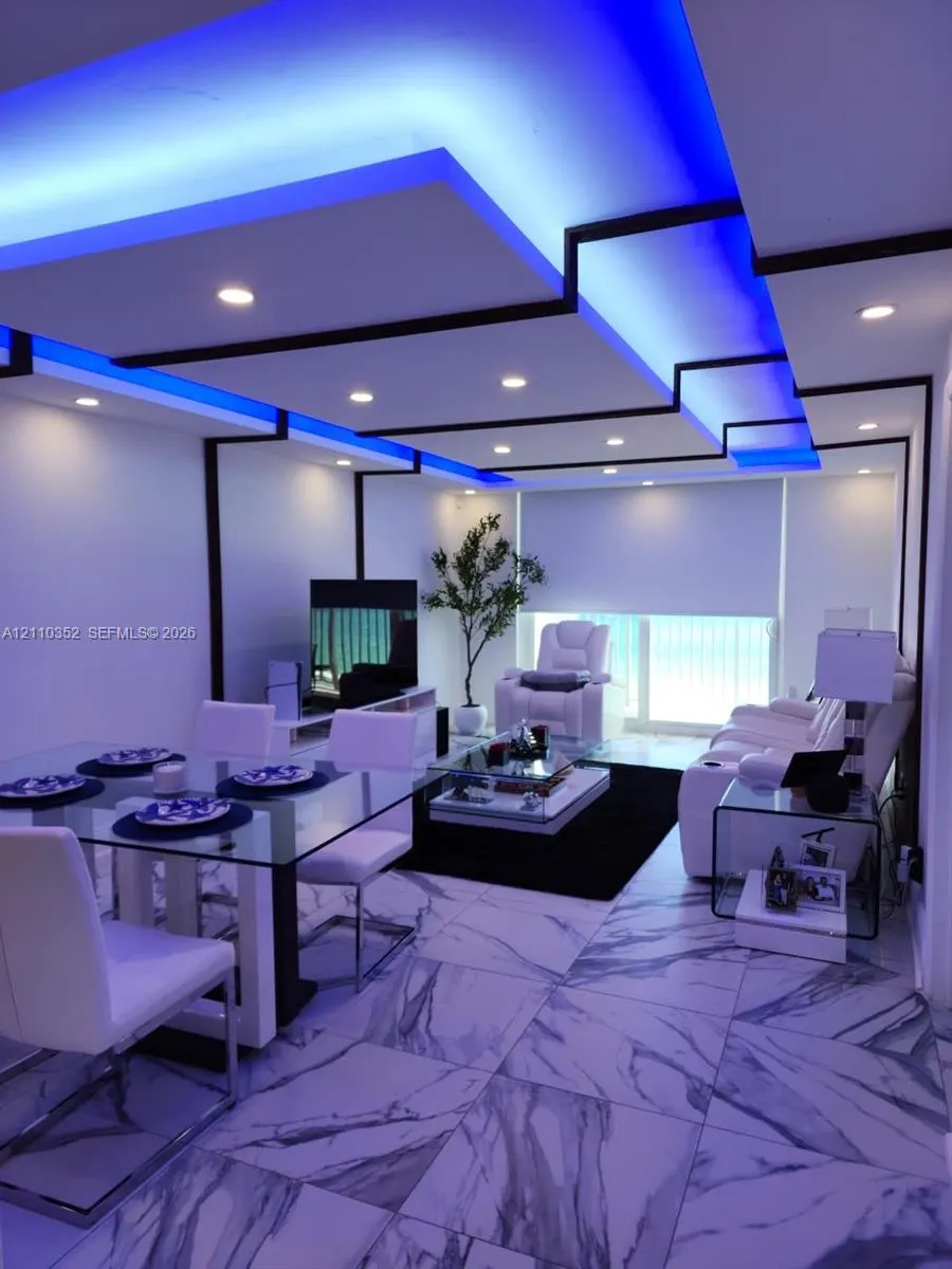 400 N Surf Road #902