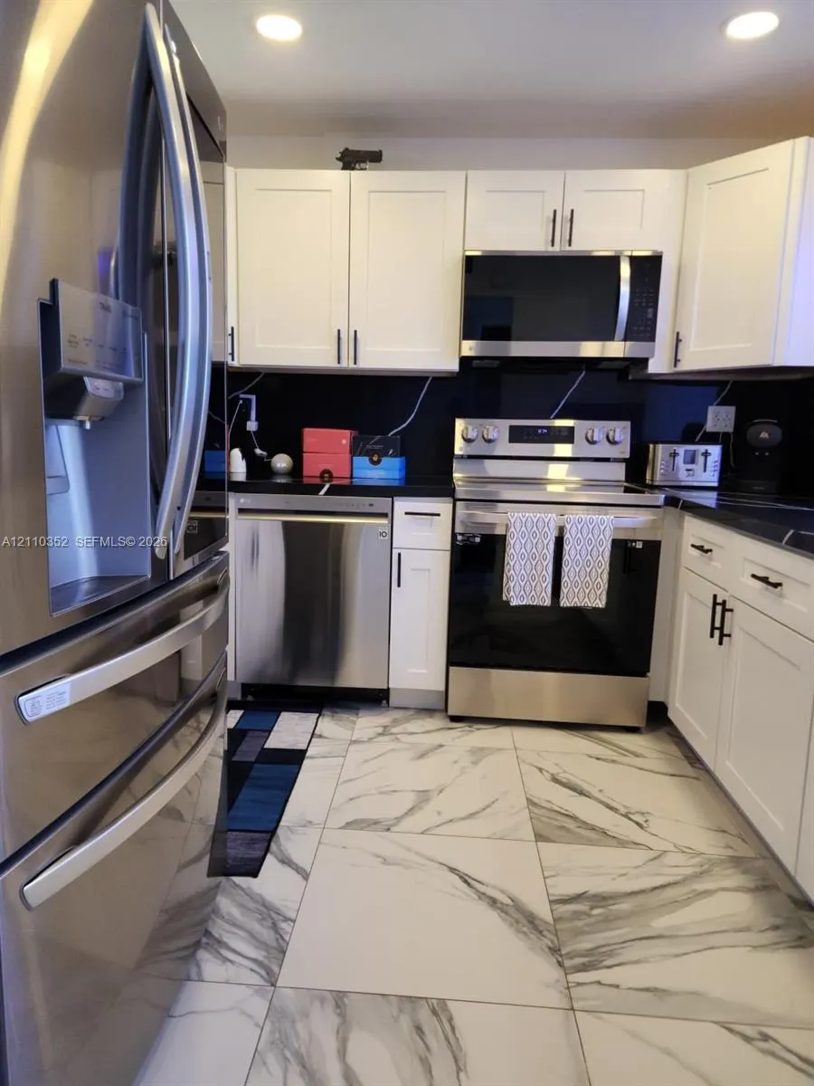 400 N Surf Road #902