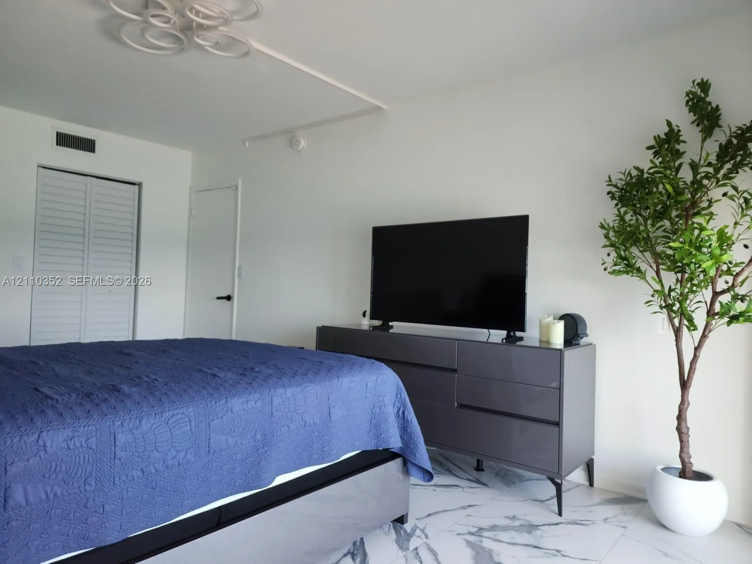 400 N Surf Road #902