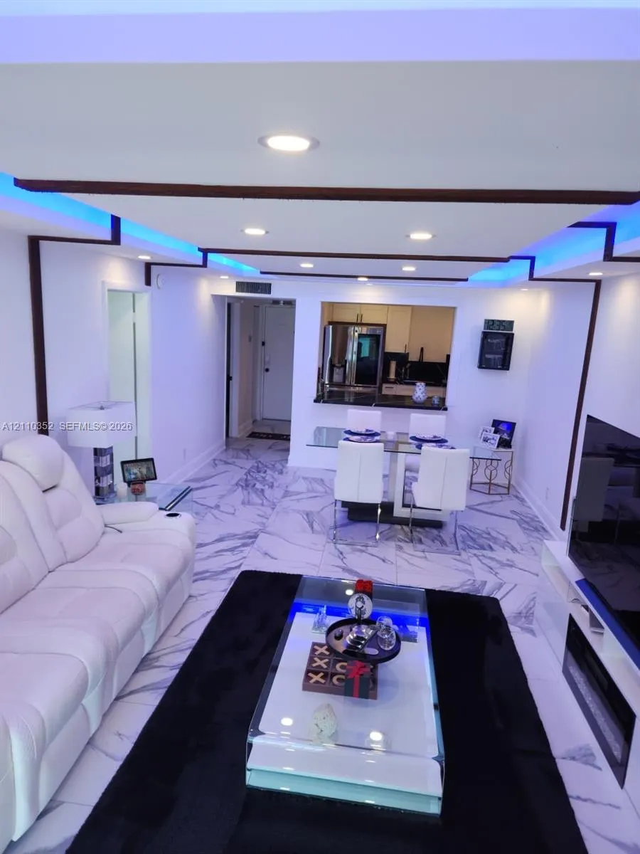400 N Surf Road #902