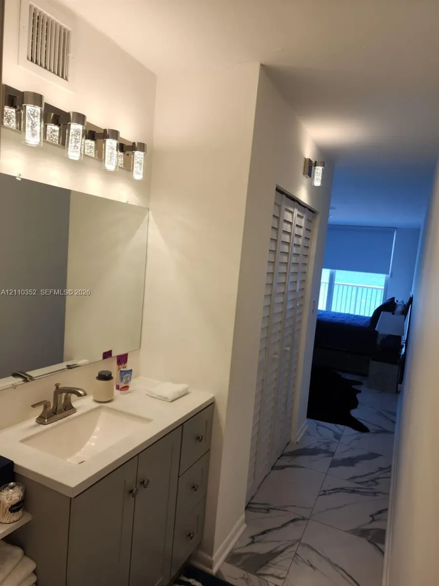 400 N Surf Road #902