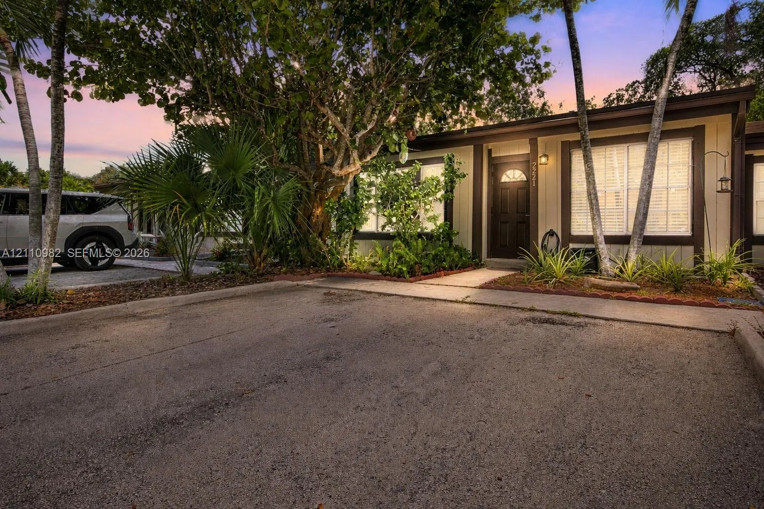 2221 Buttonwood Avenue
