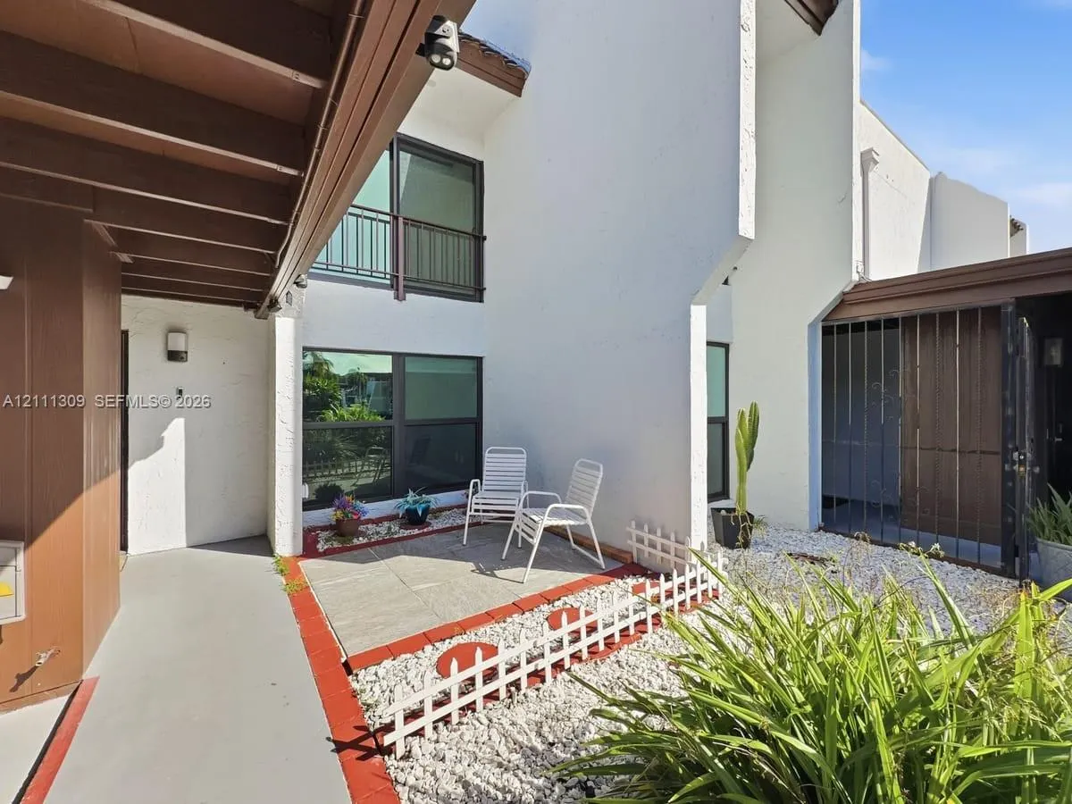 6518 Kendale Lakes Drive #809