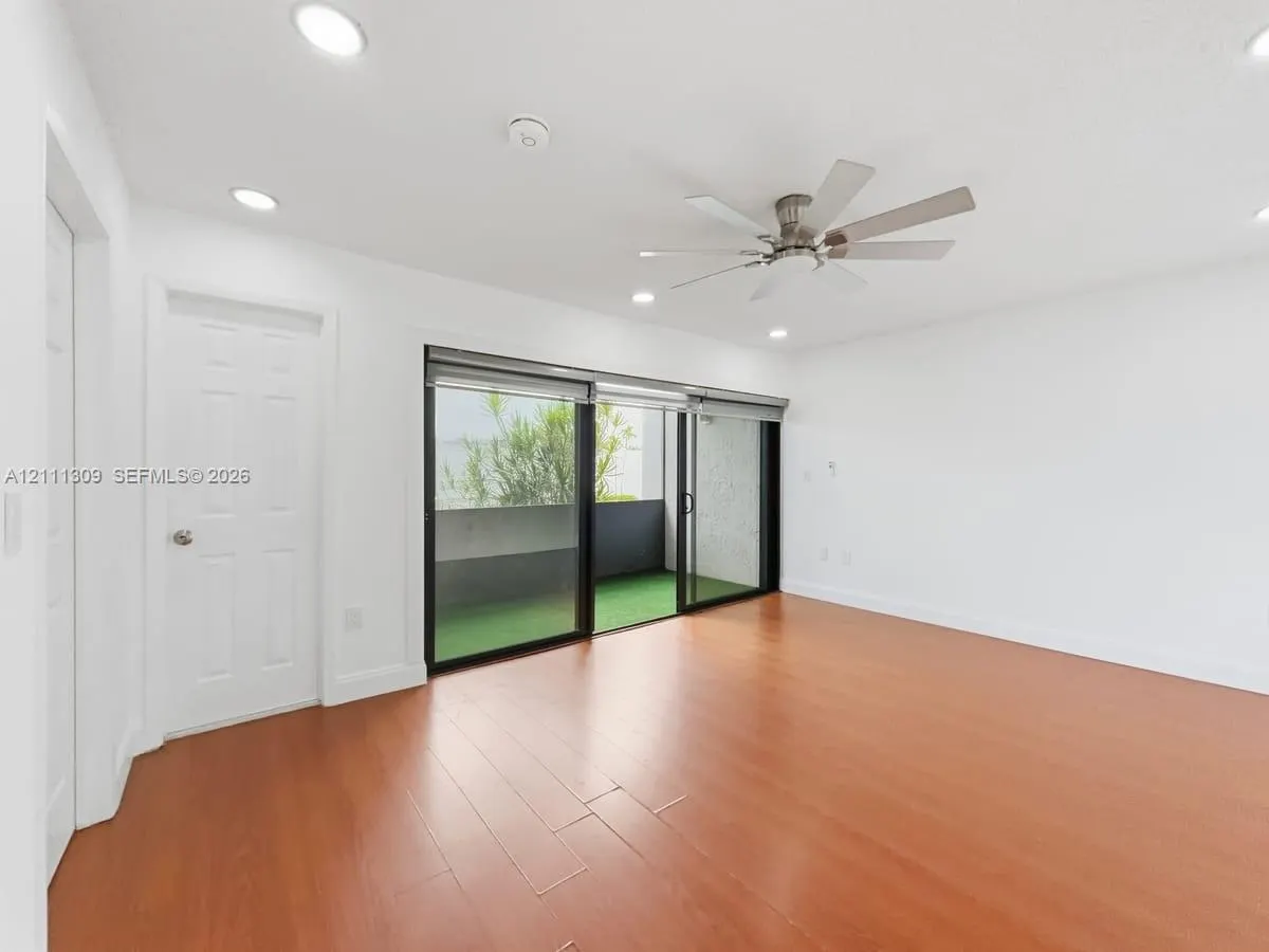 6518 Kendale Lakes Drive #809