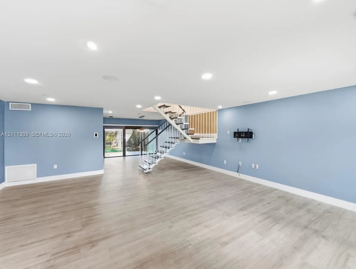 6518 Kendale Lakes Drive #809