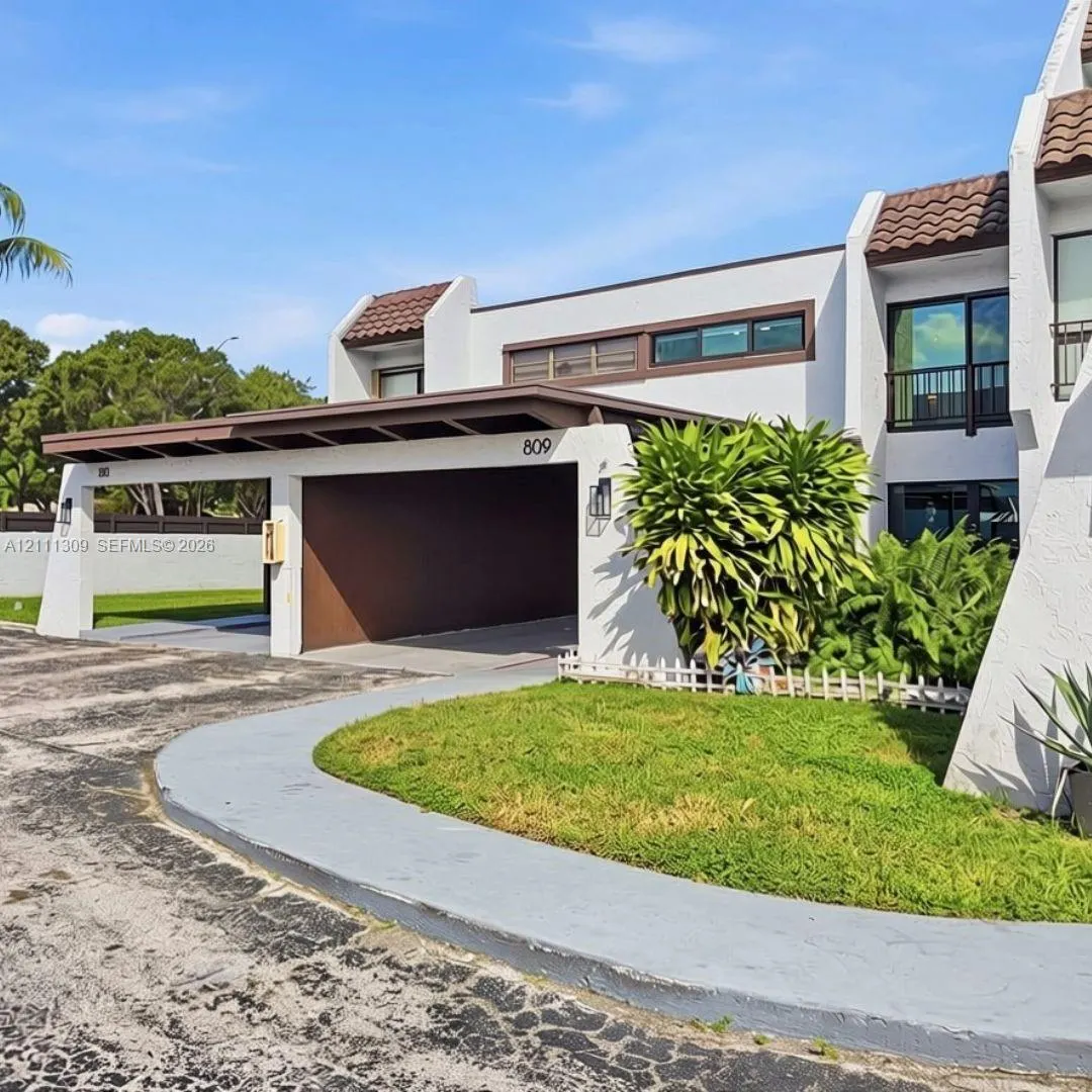 6518 Kendale Lakes Drive #809