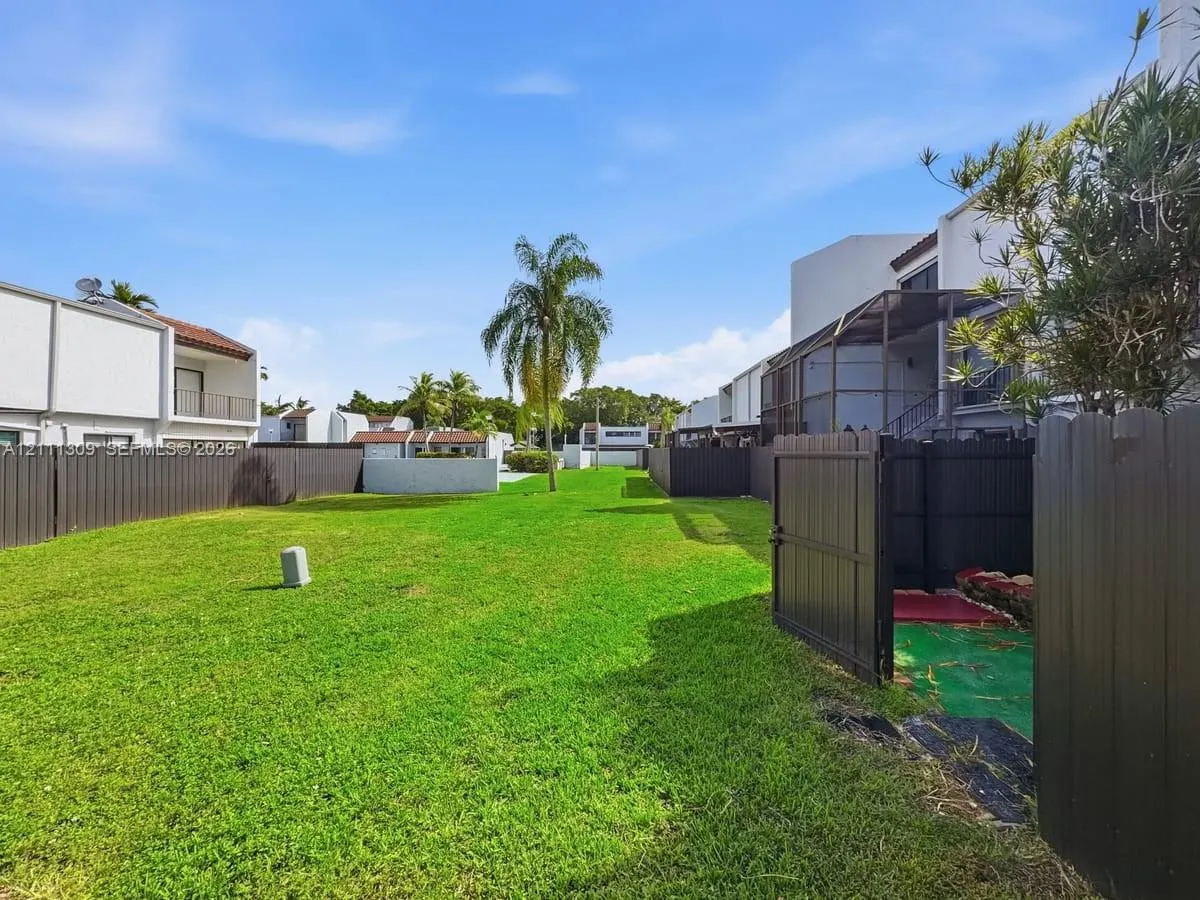 6518 Kendale Lakes Drive #809