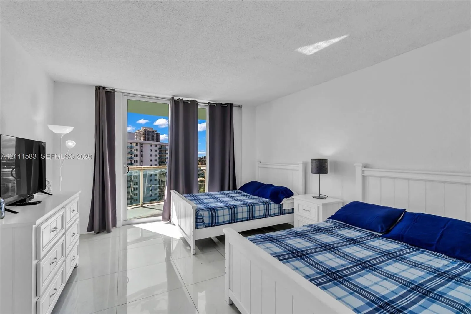 19370 Collins Avenue #1516