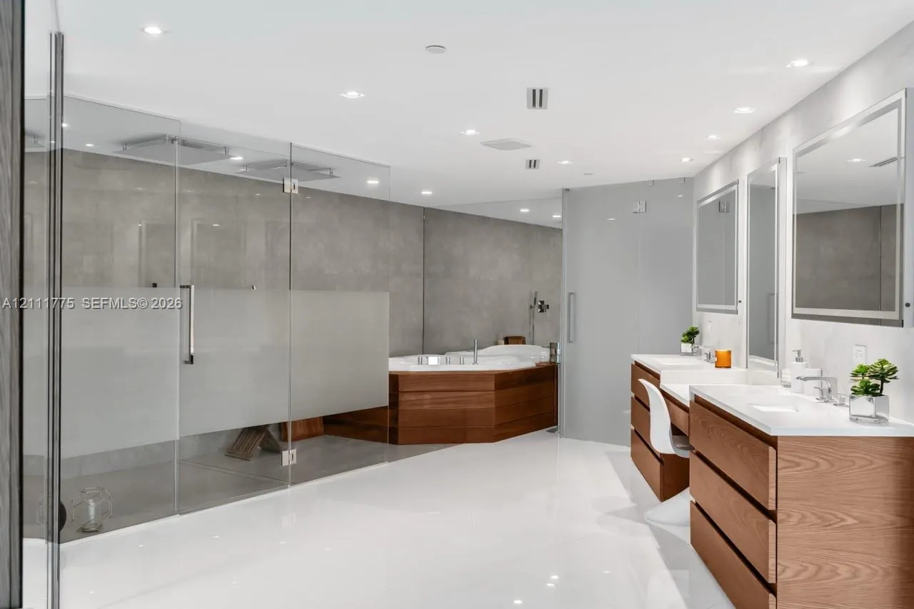 300 S Pointe Drive #3105