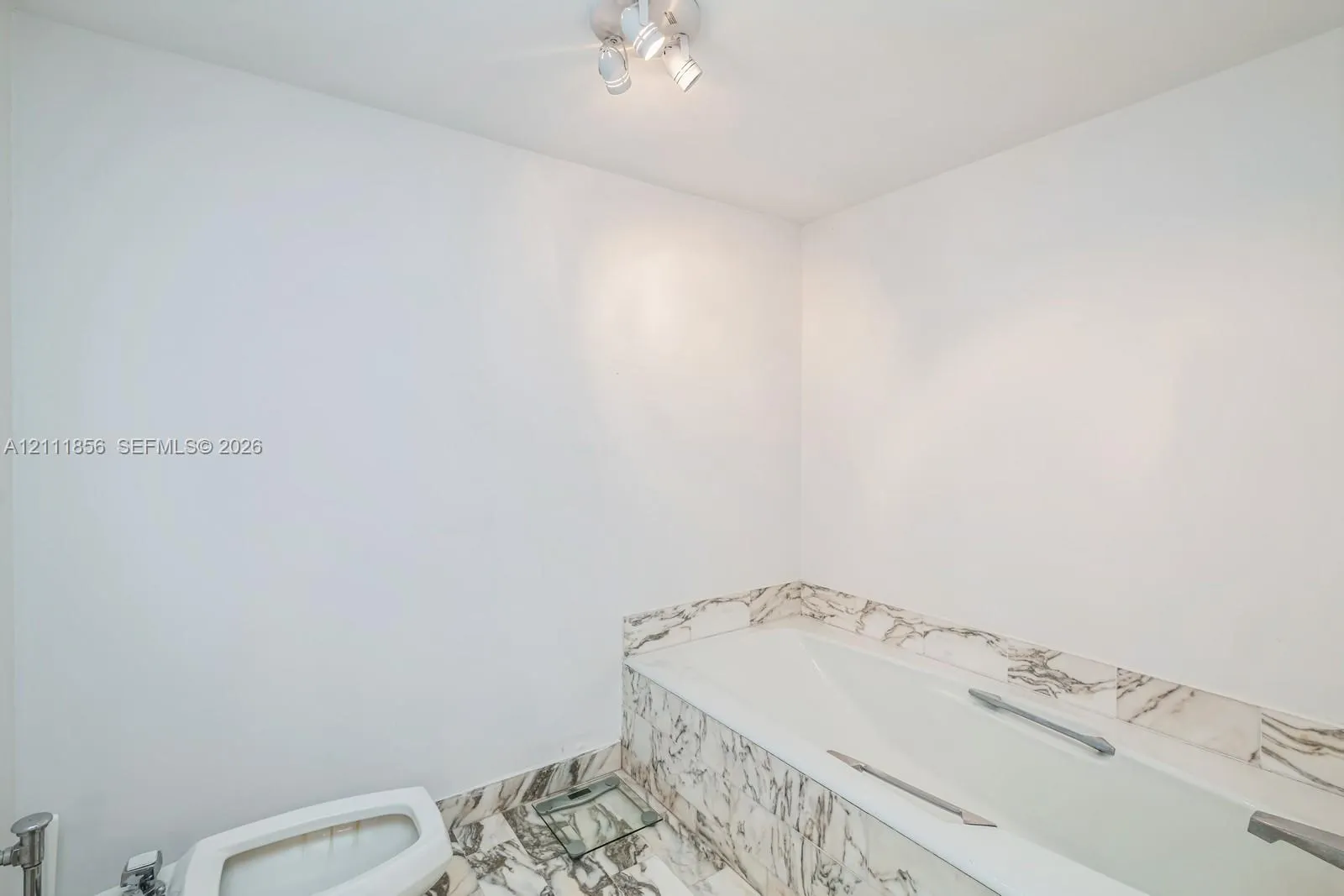 6423 Collins Avenue #1602
