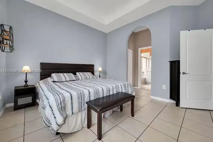 2327 NE 37th Terrace #2327