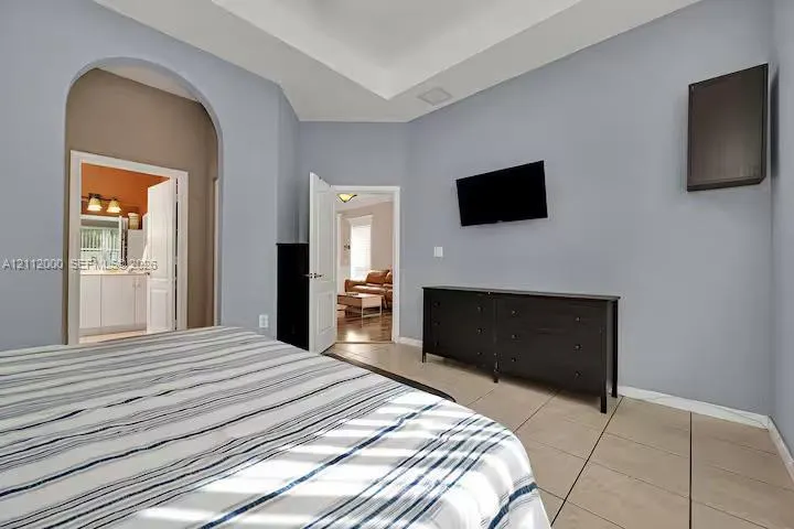 2327 NE 37th Terrace #2327