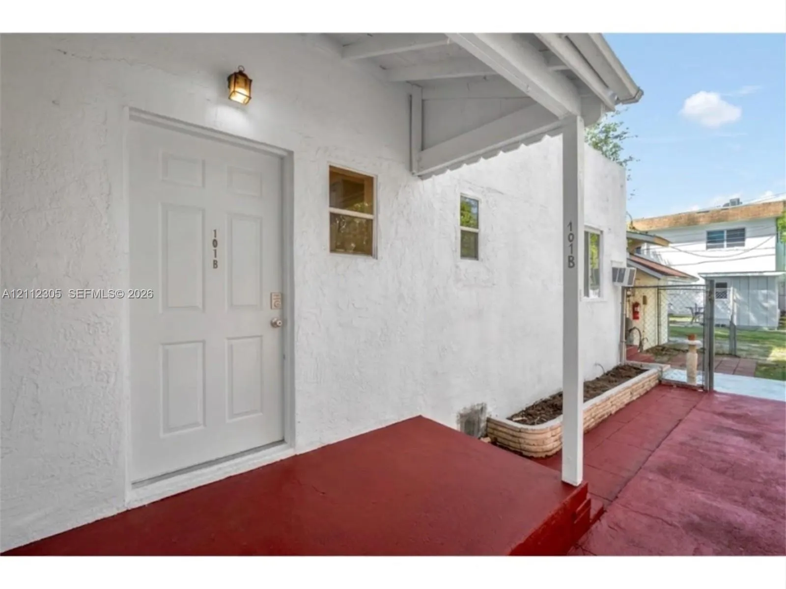 1008 N 18th Court