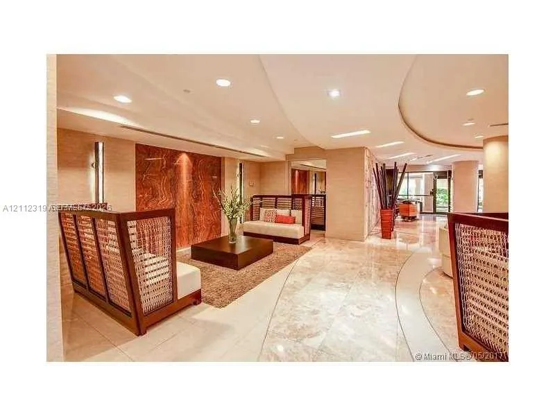 2555 Collins Avenue #C4