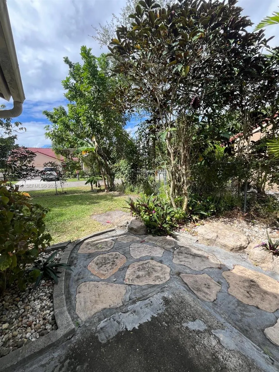 10445 NW 8th Court