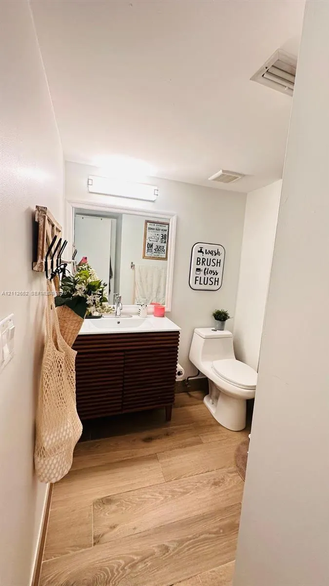 223 Lakeview Drive #204