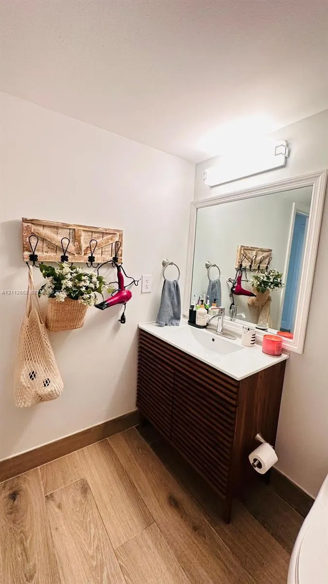 223 Lakeview Drive #204
