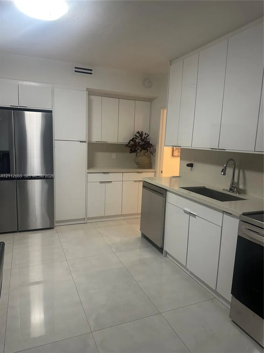 10185 Collins Avenue #523