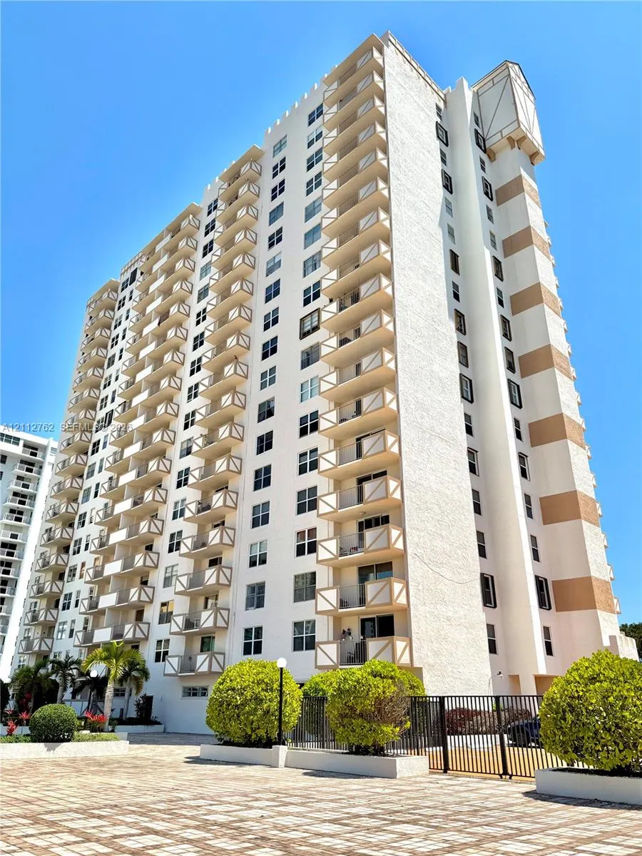 1865 S Ocean Drive #8I