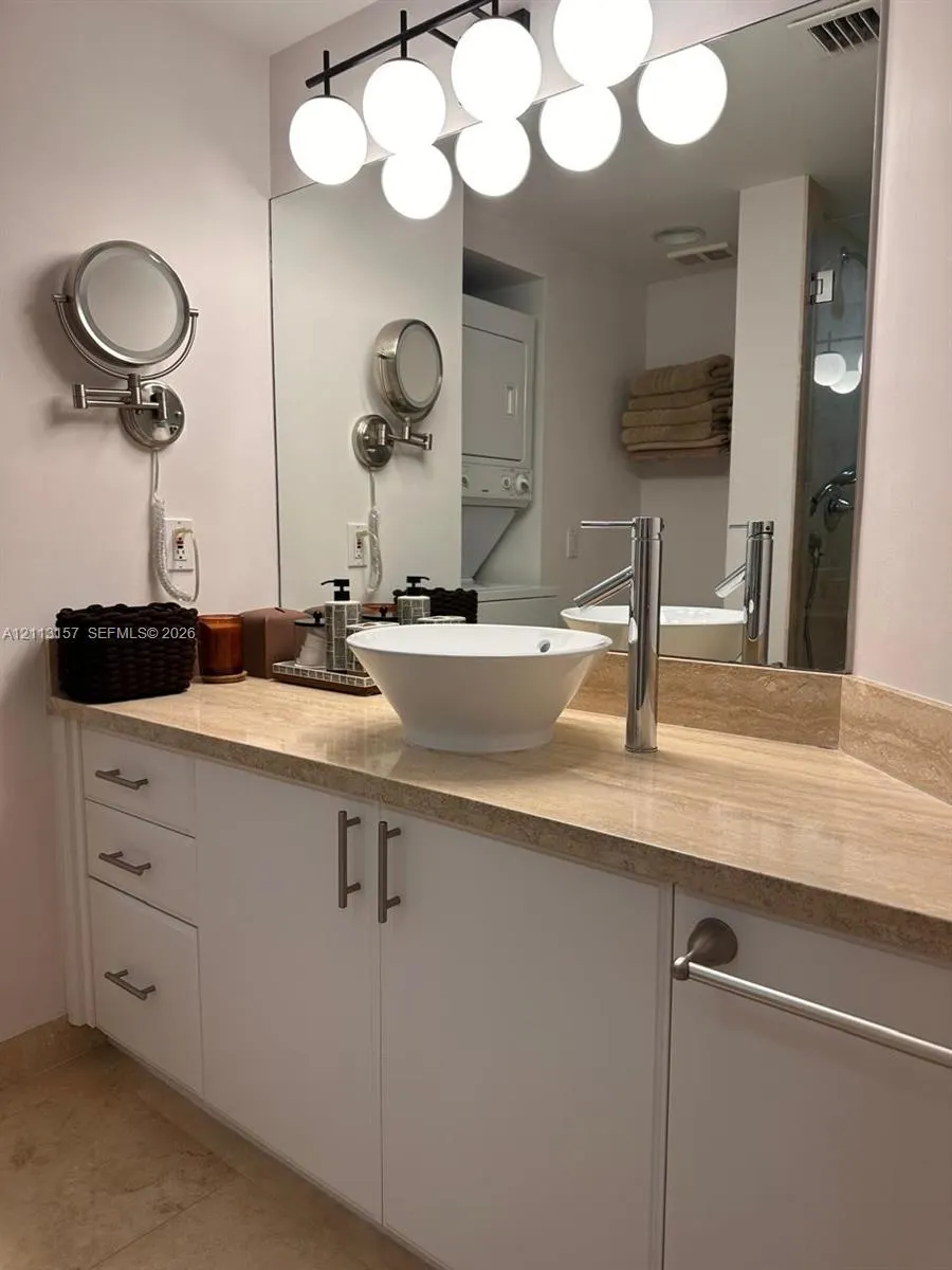 1000 W Island Boulevard #2210