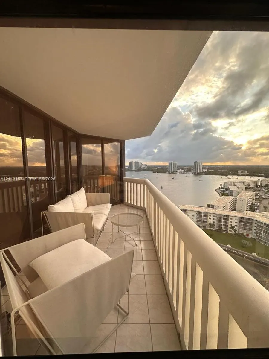 1000 W Island Boulevard #2210
