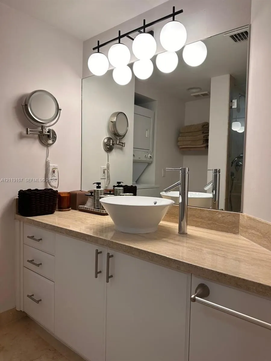 1000 W Island Boulevard #2210