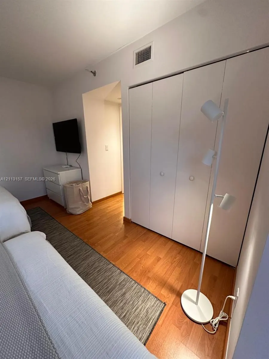 1000 W Island Boulevard #2210