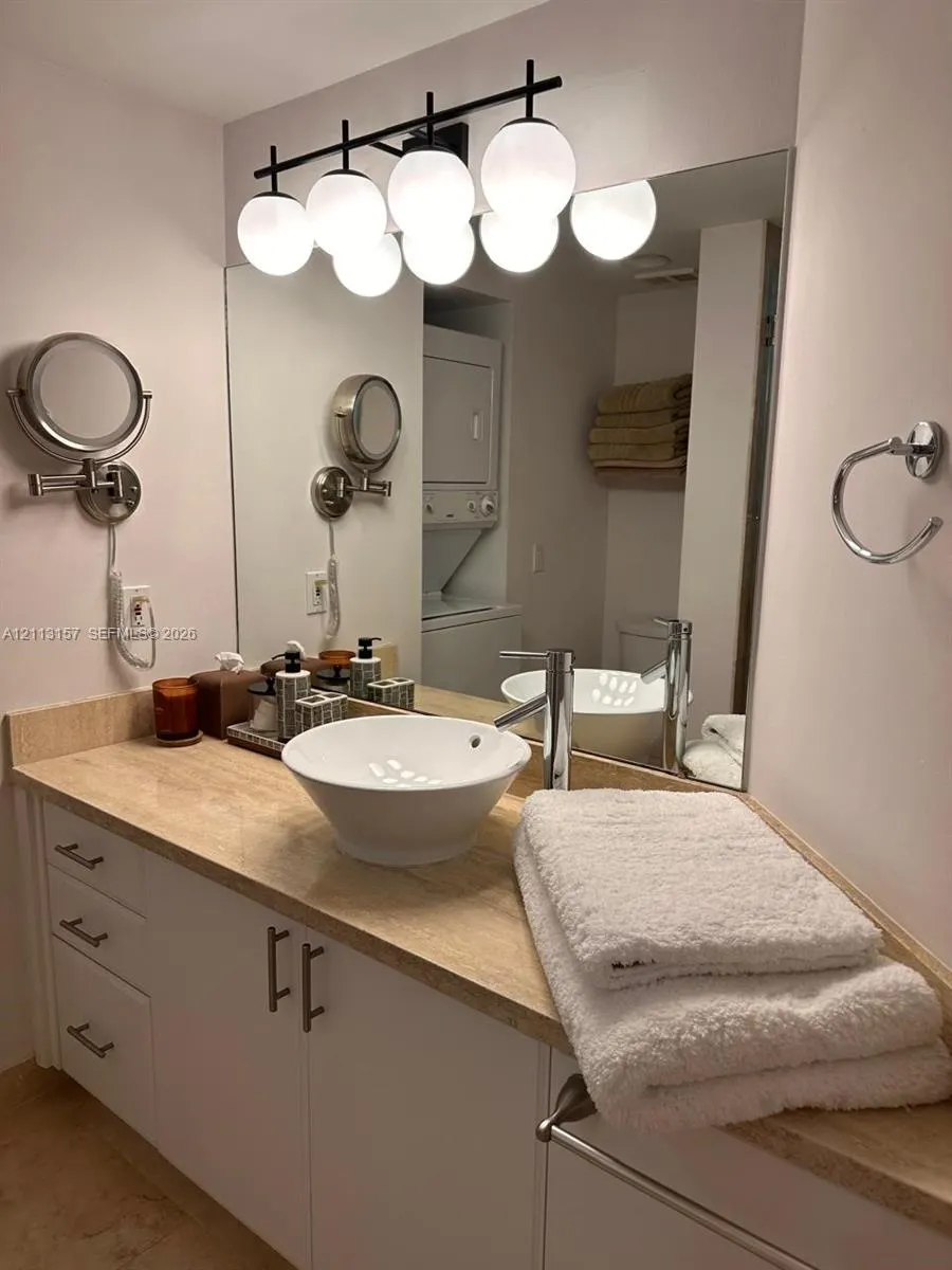 1000 W Island Boulevard #2210
