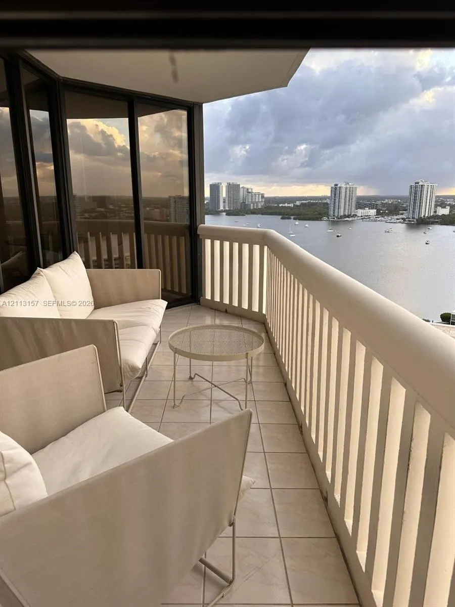1000 W Island Boulevard #2210